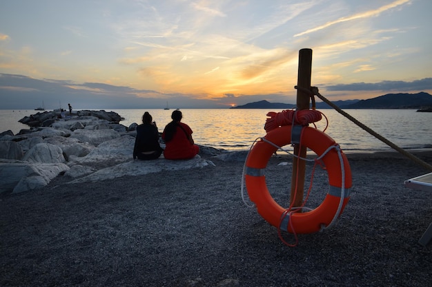 colores y luces increíbles para una romántica puesta de sol sobre el mar en Liguria