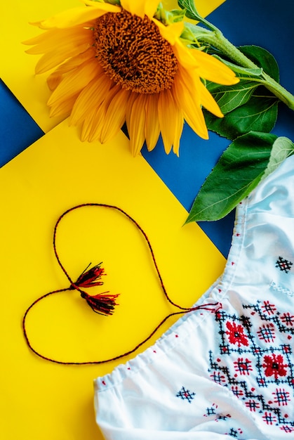 Foto colores nacionales ucranianos, girasol contra tela bordada.