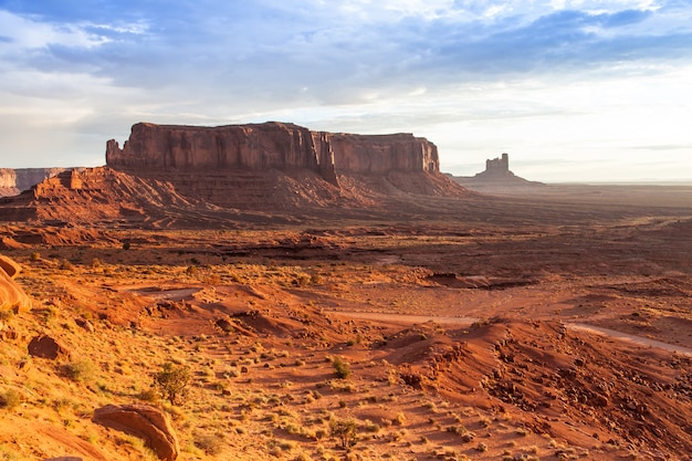 Colores naranjas durante el amanecer en esta vista icónica de Monument Valley, EE. UU.