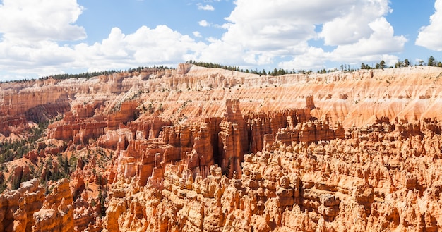 Colores naranjas en esta vista icónica del Parque Nacional Bryce Canyon, EE. UU.