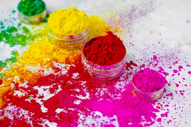 Colores orgánicos de Gulal en cuenco de plata para el festival de Holi