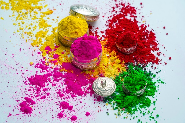 Colores orgánicos de Gulal en cuenco de plata para el festival de Holi