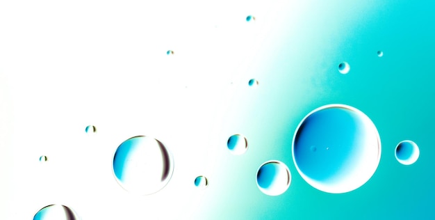 Colores que fluyen libremente en el arte líquido con un toque etéreo
