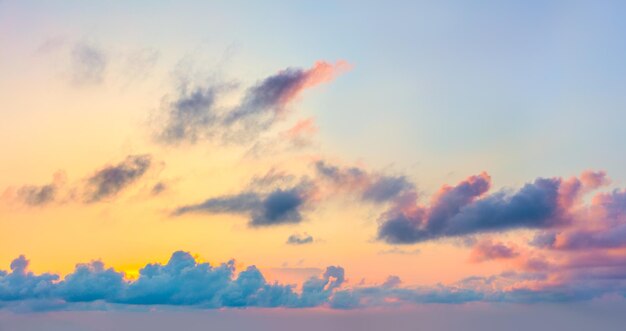 Colores suaves Vista panorámica de Sunset Sunrise Sundown Sky con nubes de colores claros