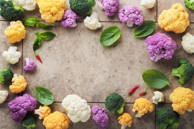 Colorfu Blumenkohlrahmen Blumenkohl in kleine Stücke geschnitten in Schachtel oder Korb auf altem grauem Steinfliesenhintergrund Rahmenmockup Lebensmittelkochen und landwirtschaftliches Erntekonzept oder Hintergrund