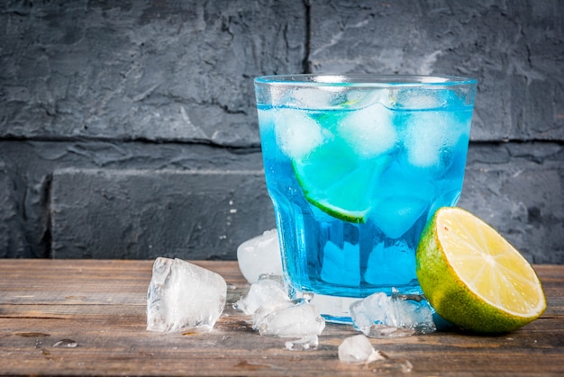 Colorida bebida de verano, bebida de cóctel de alcohol de laguna azul helado con limón y menta