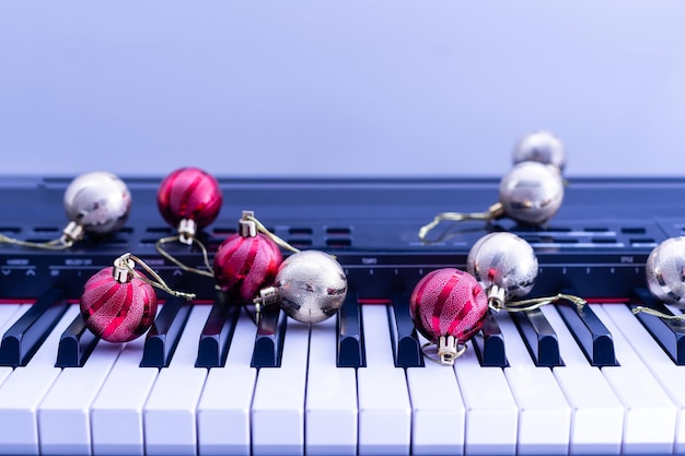 Una colorida cadena de luces se encuentra en las teclas del piano.