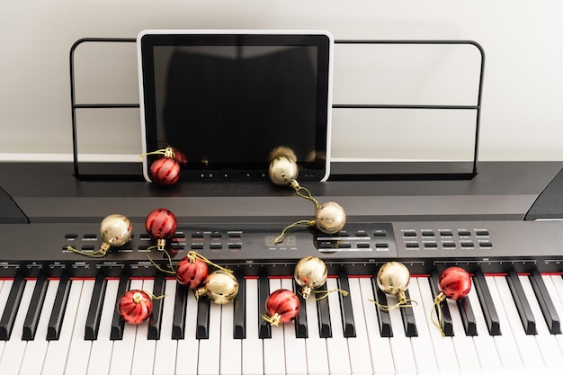 Una colorida cadena de luces se encuentra en las teclas del piano.