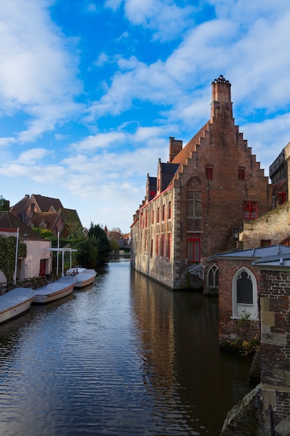 Colorida calle del canal en el centro del casco antiguo de Brujas, Bélgica