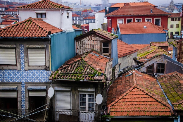 Colorida calle de la ciudad de Oporto Portugal Arquitectura urbana europea