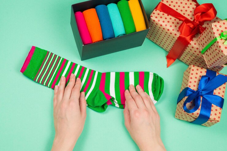 Foto colorida colección de calcetines de algodón como regalo en manos de mujer regalo