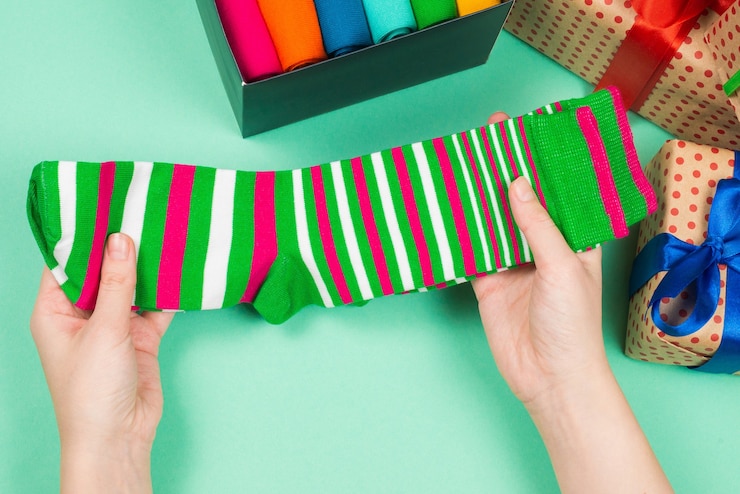 Foto colorida colección de calcetines de algodón como regalo en manos de mujer. regalo.