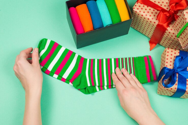 Foto colorida colección de calcetines de algodón como regalo en manos de mujer.