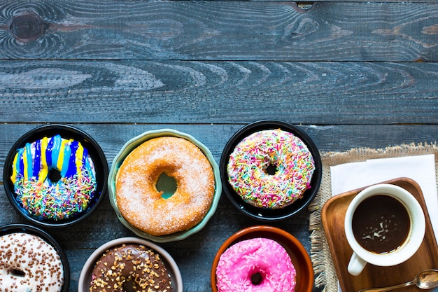 Colorida composición de desayuno Donuts con diferentes estilos de color.