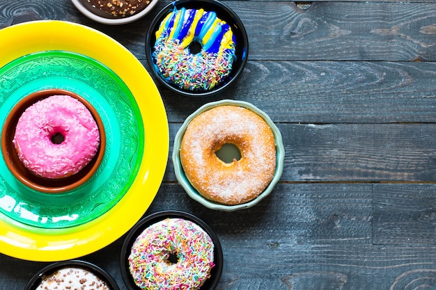 Colorida composición de desayuno Donuts con diferentes estilos de color.