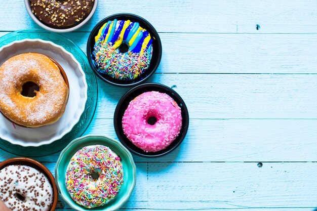 Colorida composición de desayuno Donuts con diferentes estilos de color.