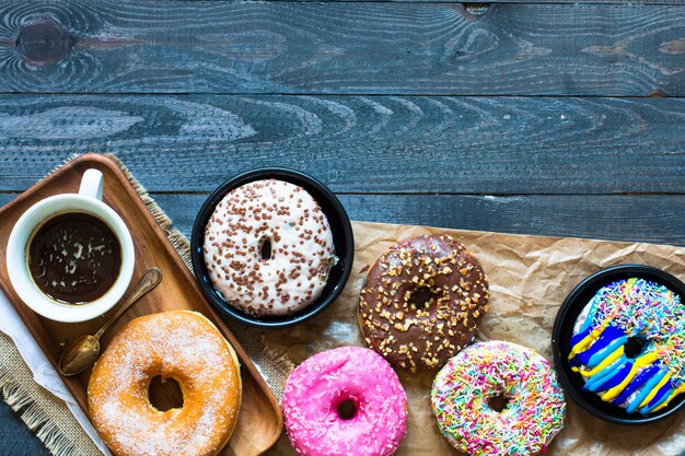 Colorida composición de desayuno Donuts con laptop y taza de café