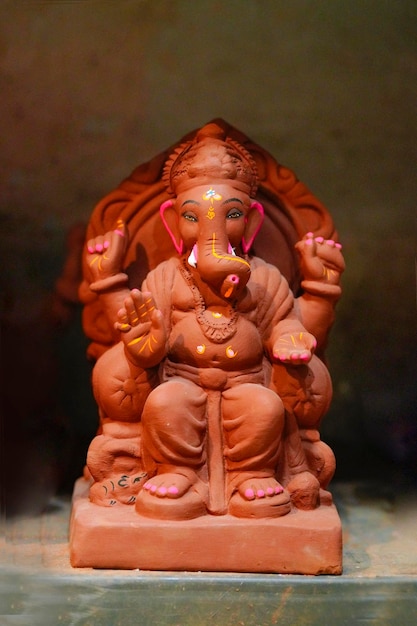 Foto colorida estatua o escultura de lord ganesha para el festival de lord ganesha