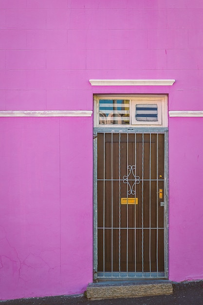 Colorida fachada púrpura y antigua puerta de la casa en el área de Bo Kaap, Ciudad del Cabo