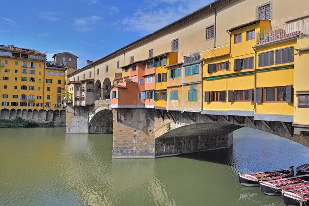 Colorida fachada sobre un puente- famoso ponte vecchio en Florencia, Italia sobre el río Arno