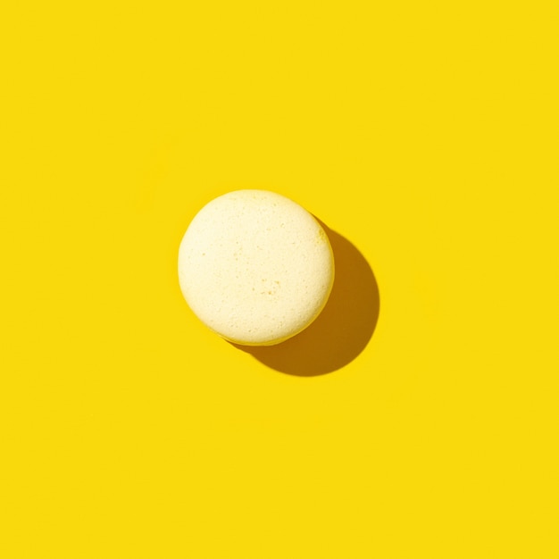 Una colorida galleta francesa macaron de color amarillo concepto mínimo imagen monocroma