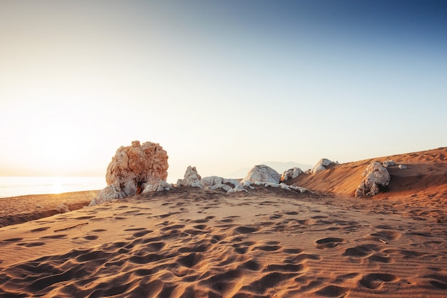 Colorida puesta de sol sobre el misterioso desierto