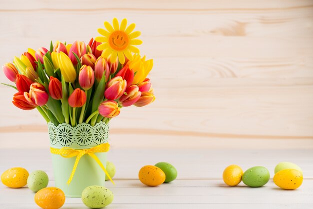 Una colorida tarjeta de saludos de primavera con flores.