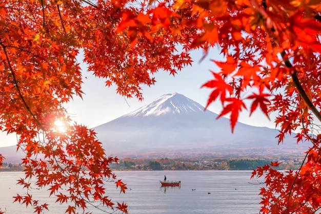 Colorida temporada de otoño y montaña Fuji con hojas rojas en el lago Kawaguchiko en Japón