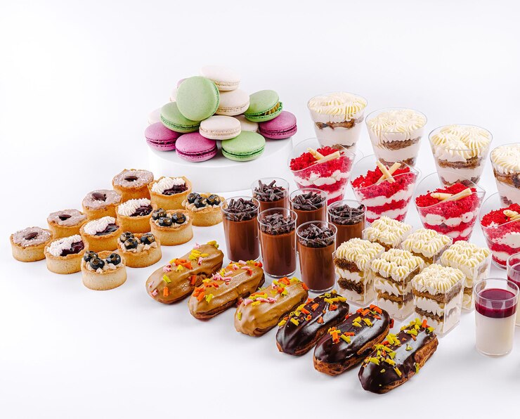 Una colorida variedad de pasteles y postres en exhibición