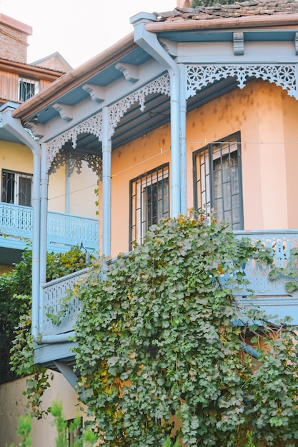 Foto colorida vista desde el balcón en tbilisi. hermosos destinos en la ciudad. fondo de balcón