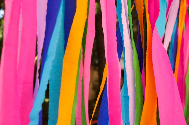 Las coloridas bandas de cinta están colgando al aire libre