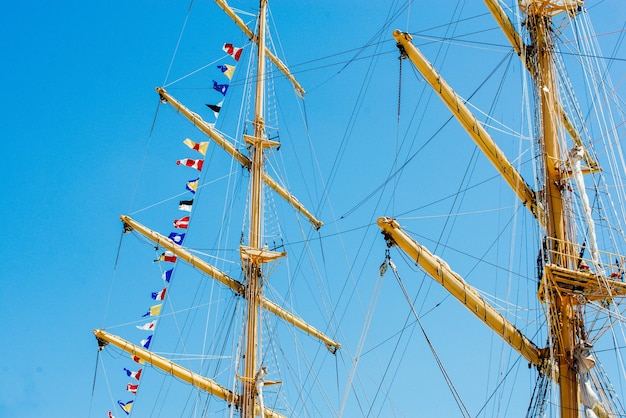 Coloridas banderas de vela náutica ondeando al viento