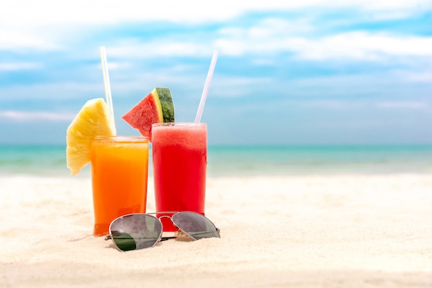 Coloridas bebidas refrescantes de jugos de frutas tropicales en la playa de verano