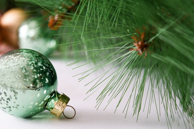 Coloridas bolas de navidad con decoración de navidad aislado en blanco