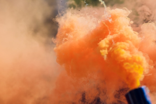 Coloridas bombas de humo Orenge en acción