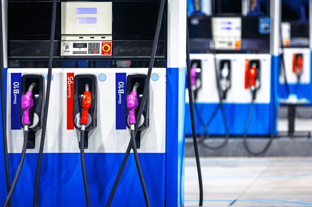 Coloridas boquillas de llenado de bomba de gasolina en gasolinera