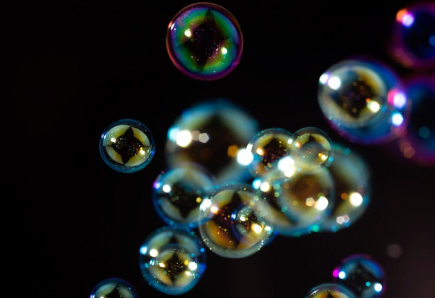 coloridas burbujas de jabón flotan en la oscuridad