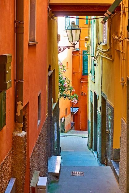 Coloridas calles antiguas en la aldea de Riomaggiore, Cinque Terre, Italia
