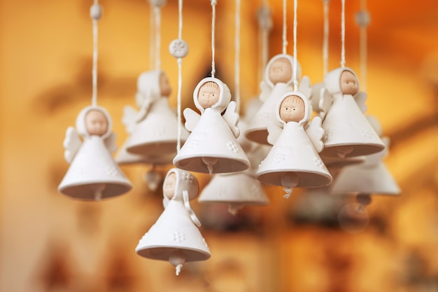 Coloridas campanas de cerámica y otras decoraciones que se venden en el mercado navideño de Europa.