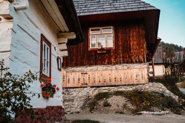 Coloridas casas antiguas de madera en Vlkolinec patrimonio de la Unesco pueblo de montaña con una arquitectura popular Vlkolinec ruzomberok liptov eslovaquia