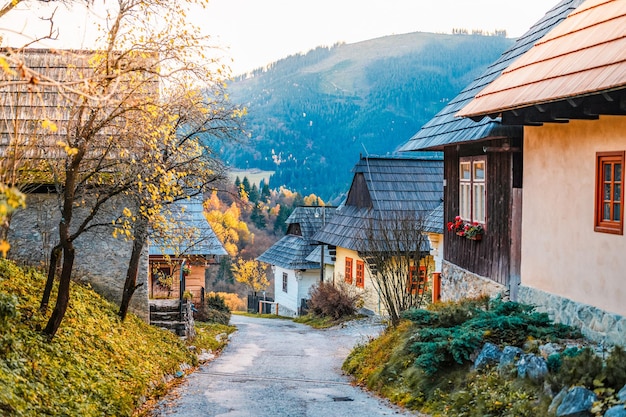 Coloridas casas antiguas de madera en Vlkolinec patrimonio de la Unesco pueblo de montaña con una arquitectura popular Vlkolinec ruzomberok liptov eslovaquia