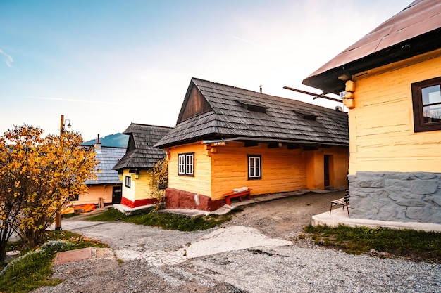 Coloridas casas antiguas de madera en Vlkolinec patrimonio de la Unesco pueblo de montaña con una arquitectura popular Vlkolinec ruzomberok liptov eslovaquia