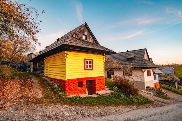 Coloridas casas antiguas de madera en Vlkolinec patrimonio de la Unesco pueblo de montaña con una arquitectura popular Vlkolinec ruzomberok liptov eslovaquia