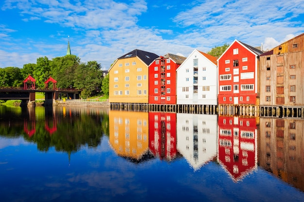 Coloridas casas antiguas en el terraplén del río Nidelva en el centro del casco antiguo de Trondheim, Noruega