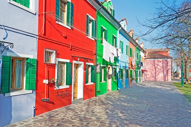 Coloridas casas de Burano en un día despejado