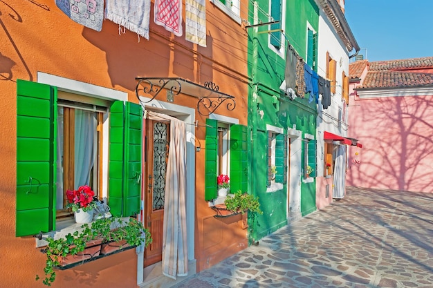 Coloridas casas de Burano en un día despejado