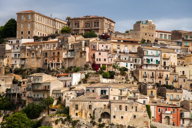 Coloridas casas y calles en el antiguo pueblo medieval de Ragusa en Sicilia, Italia