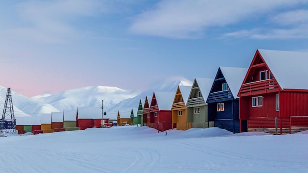 Foto las coloridas casas de la ciudad de longyearbyen, el mayor asentamiento y centro administrativo de