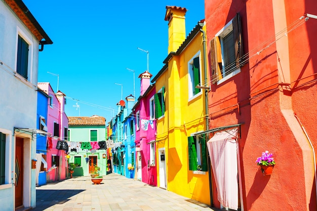 Coloridas casas en la isla de Burano, cerca de Venecia, Italia