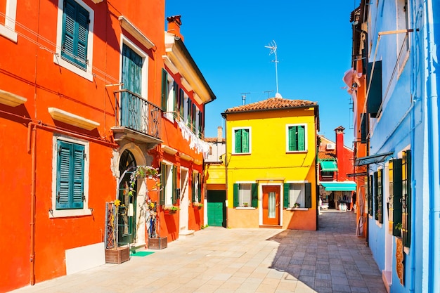 Coloridas casas en la isla de Burano, Venecia, Italia